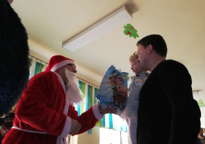 Lenka odbiera prezent od Świętego Mikołaja